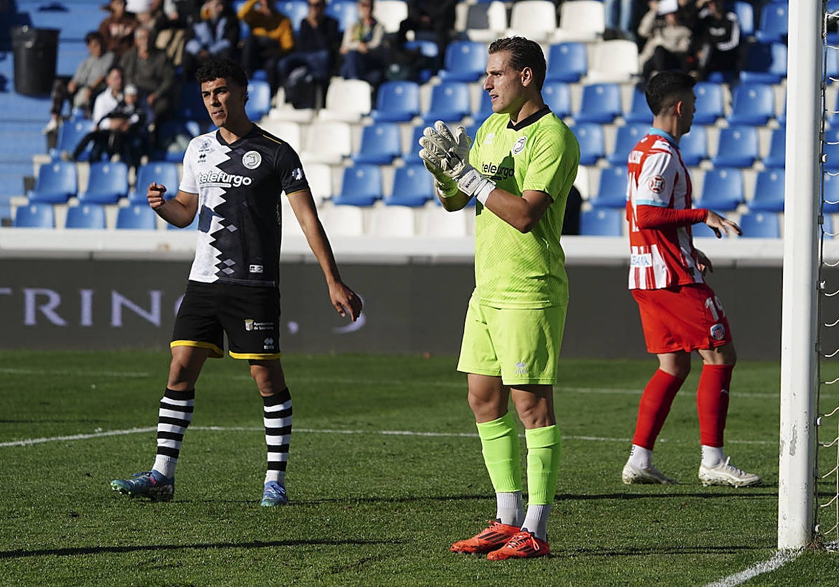 Gorjón, zaguero de Unionistas, y el meta Unai Marino en el último partido en casa del conjunto salmantino frente al Lugo.