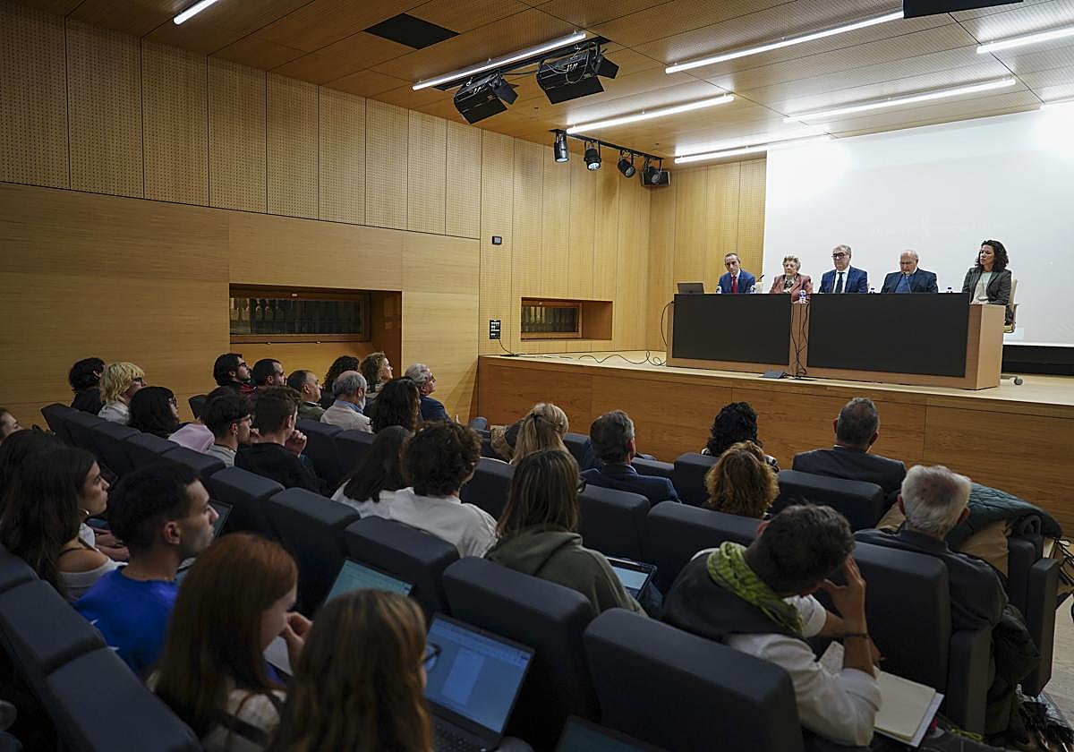 Araceli Mangas intervino en el Centro Internacional del Español.