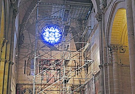 Andamio instalado en la Catedral Vieja en el acceso al claustro.