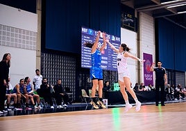 Abby Meyers lanza a canasta en el choque contra el Nyon.