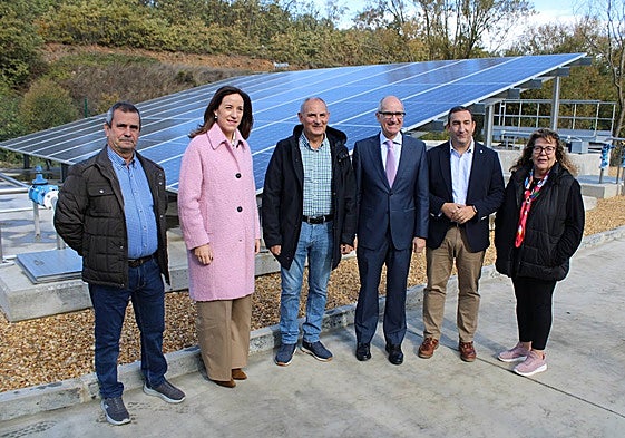 Momento de la visita institucional a la depuradora de Linares.