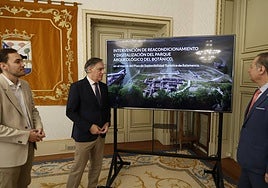 El alcalde, Carlos García Carbayo, con los concejales Ángel Fernández Silva y Fernando Carabias.