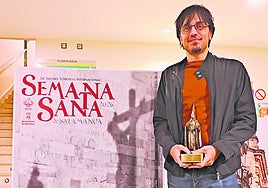 El fotógrafo David Gómez Rollán, junto a su imagen convertida en cartel de la Semana Santa 2026.