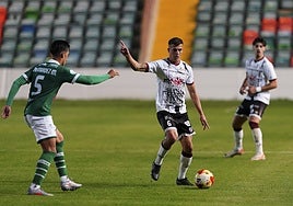José Lara, con el balón en su poder, trata de enlazar un pase en el último duelo de Liga contra el Coruxo.