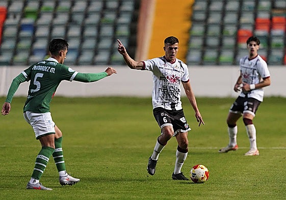 José Lara, con el balón en su poder, trata de enlazar un pase en el último duelo de Liga contra el Coruxo.