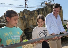 Presentación del bono infantil con el presidente de la Junta de Castilla y León, Alfonso Fernández Mañueco.