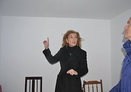 María Pardo visita una de las viviendas cuyas habitaciones ha sido rehabilitada