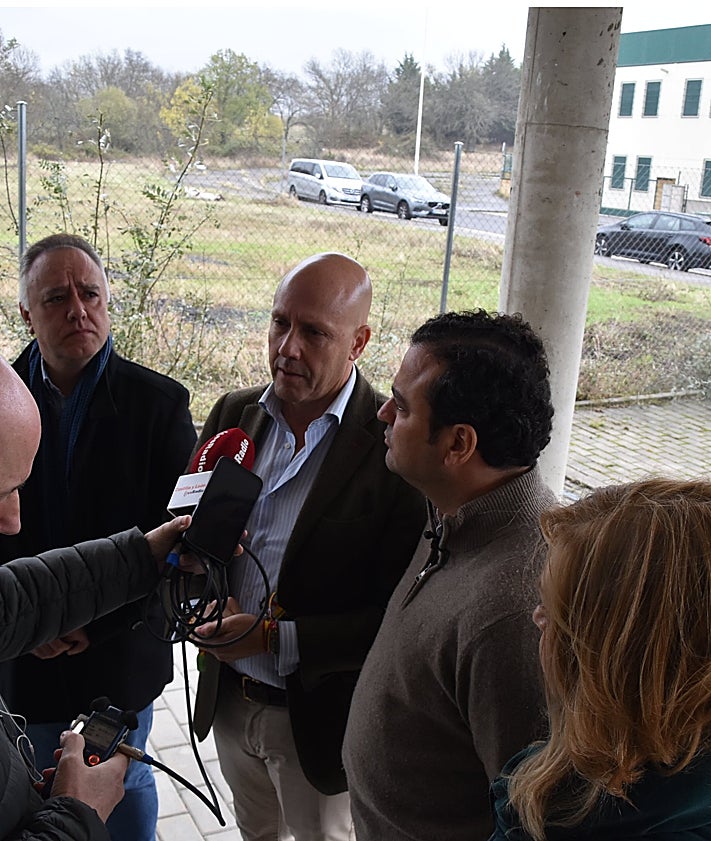 Imagen secundaria 2 - Vox muestra su apoyo a los productores nacionales en su visita a Béjar