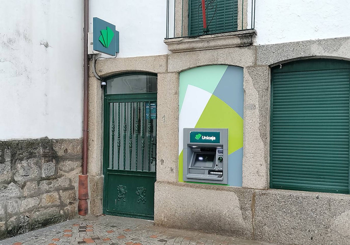 Imagen del cajero instalado en la fachada del Ayuntamiento de Los Santos.