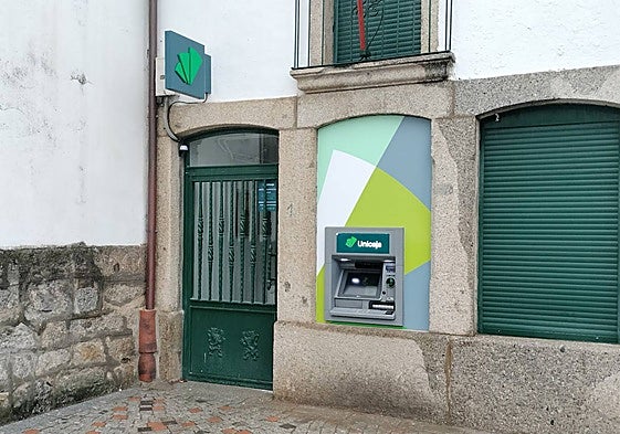 Imagen del cajero instalado en la fachada del Ayuntamiento de Los Santos.