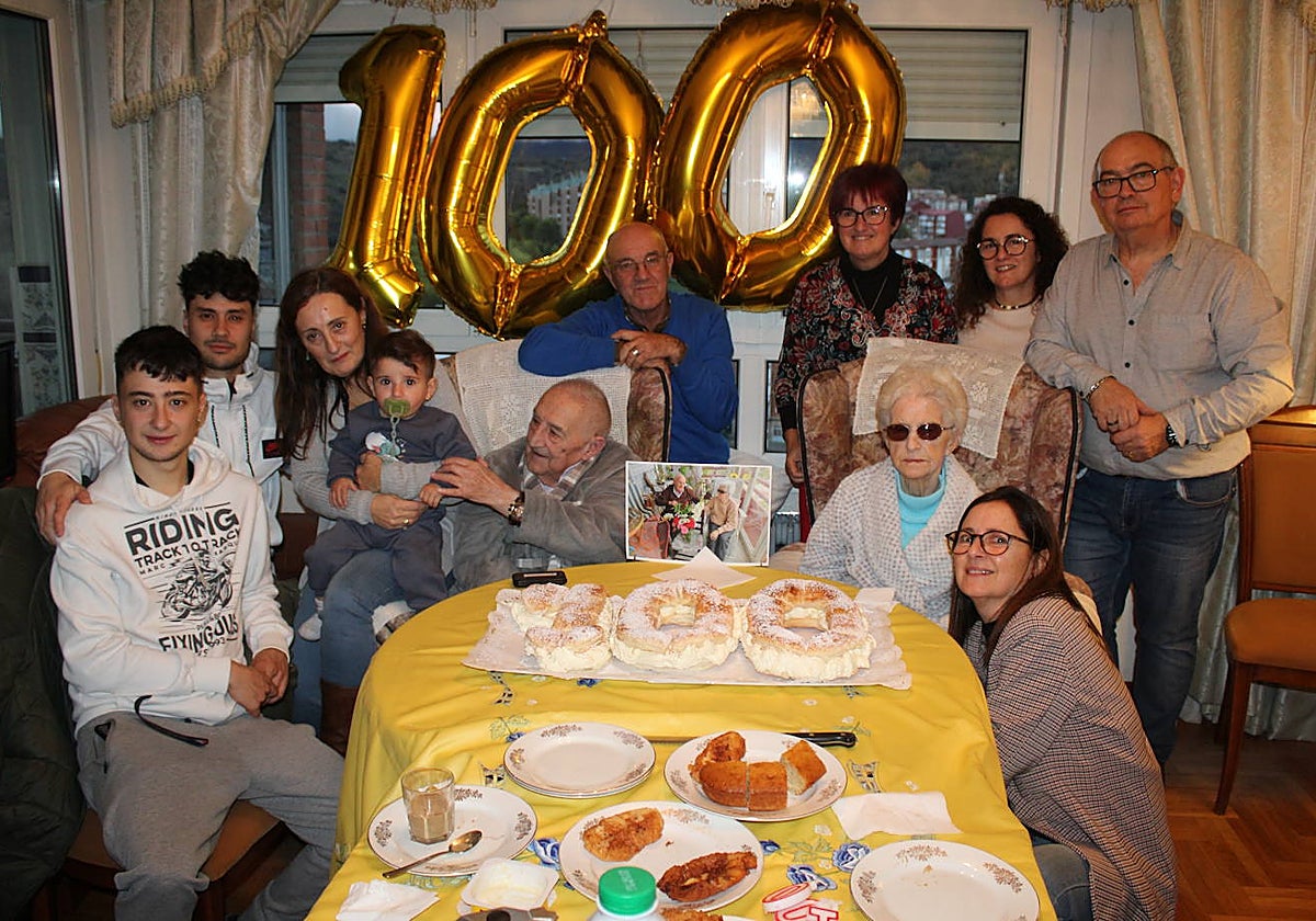 Francisco, junto a su mujer y familiares durante la celebración de su centenario.