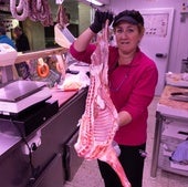 Una comerciante de una de las carnicerías del Mercado Central.