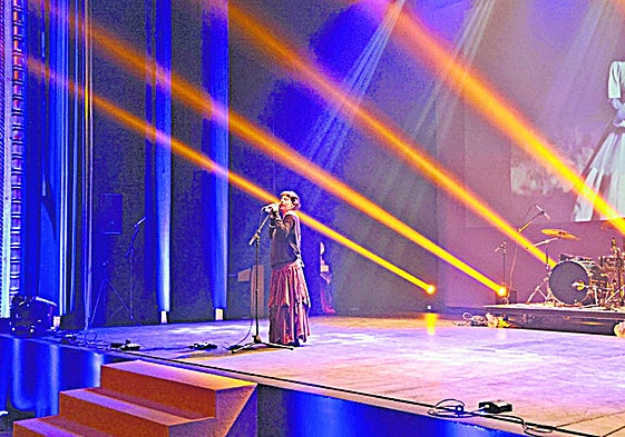 La cantante Cristina Len abrió la gala.