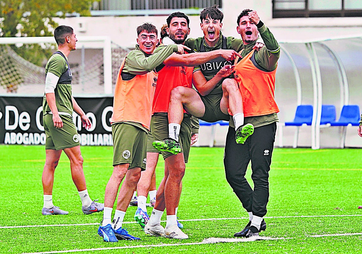 Jota, Pachón y Roldán celebran junto a Juanje su victoria en un juego durante la sesión de trabajo en los anexos al Reina Sofía.
