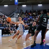 Claudia Soriano, una de las jugadoras clave, se lanza hacia la canasta del Estepona.