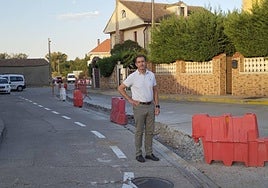 El alcalde de Aldeatejada, Enrique García, en la obra de las calles Zurguén y Soto.