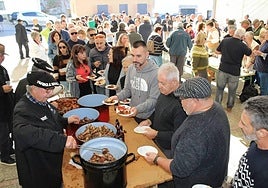 Reparto de la comida de la matanza del año pasado.
