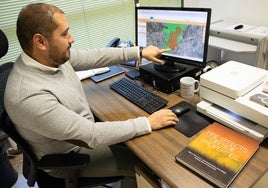 Marcos, en su despacho de la Facultad de Geografía e Historia.
