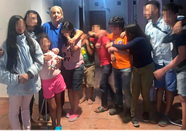 Ana Santero, junto a los niños que conviven en su hogar en Honduras.