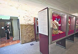 Imagen de una de las salas en las que se exhiben al visitantes piezas del fondo masónico del Archivo de la Guerra Civil.