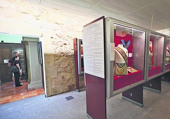 Imagen de una de las salas en las que se exhiben al visitantes piezas del fondo masónico del Archivo de la Guerra Civil.