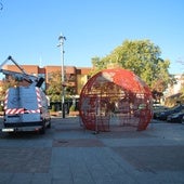 Bola de Navidad ya instalada en la plaza de Carbajosa de la Sagrada.