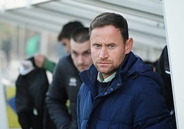 Mario Simón en su área técnica durante el choque de este sábado frente al Pontevedra.