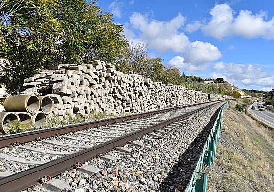 Traviesas amontonadas junto a la vía del tren a su paso por el término municipal de Cabrezios.