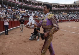 Marco Pérez, en una vuelta a ruedo triunfal en La Glorieta en la corrida de toros el 14 de junio.