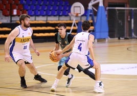 Jorge Morán intenta penetrar entre dos jugadores del Iruki Take.