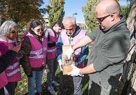 Voluntarios con una de las cajas nido.