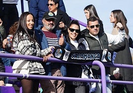 Aficionados en la grada.