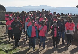 Los participantes pasean por la zona de la muralla