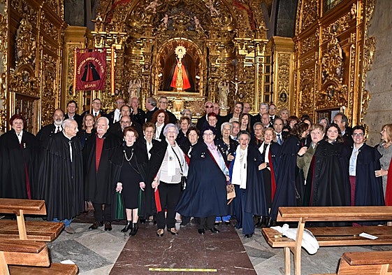 Imagen de integrantes de la asociación de Amigos de la Capa, esta mañana de domingo en el santuario de la Virgen del Castañar