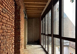 La galería exterior de uno de los apartamentos, que cuenta con un mirador de vistas privilegiadas.