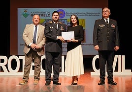 Álvaro Alaguero recibe el diploma en nombre de la agrupación de Santa Marta.