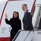 El Rey Felipe y la Reina Letizia durante la despedida oficiada en el Pabellón de Estado de la Terminal T-4, en el Aeropuerto Adolfo Suárez Madrid-Barajas, a 9 de noviembre de 2025, en Madrid (España).