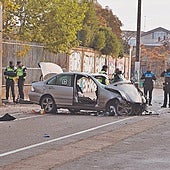 Agentes de la Policía Local de Salamanca y operarios municipales junto al vehículo siniestrado tras el accidente mortal en la calle Calzada de Medina.
