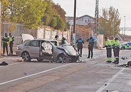 Agentes de la Policía Local de Salamanca y operarios municipales, junto al vehículo siniestrado tras el accidente mortal en la calle Calzada de Medina.