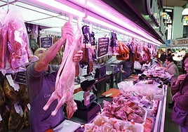 Expositor del puesto de una carnicería del Mercado Central de Salamanca.