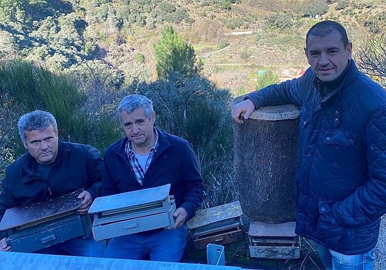 Carlos Gómez, Tomás Agre y Daniel Andrés, muestran la evolución del cazapolen inventado en la localidad de Valero a mediados del siglo pasado.