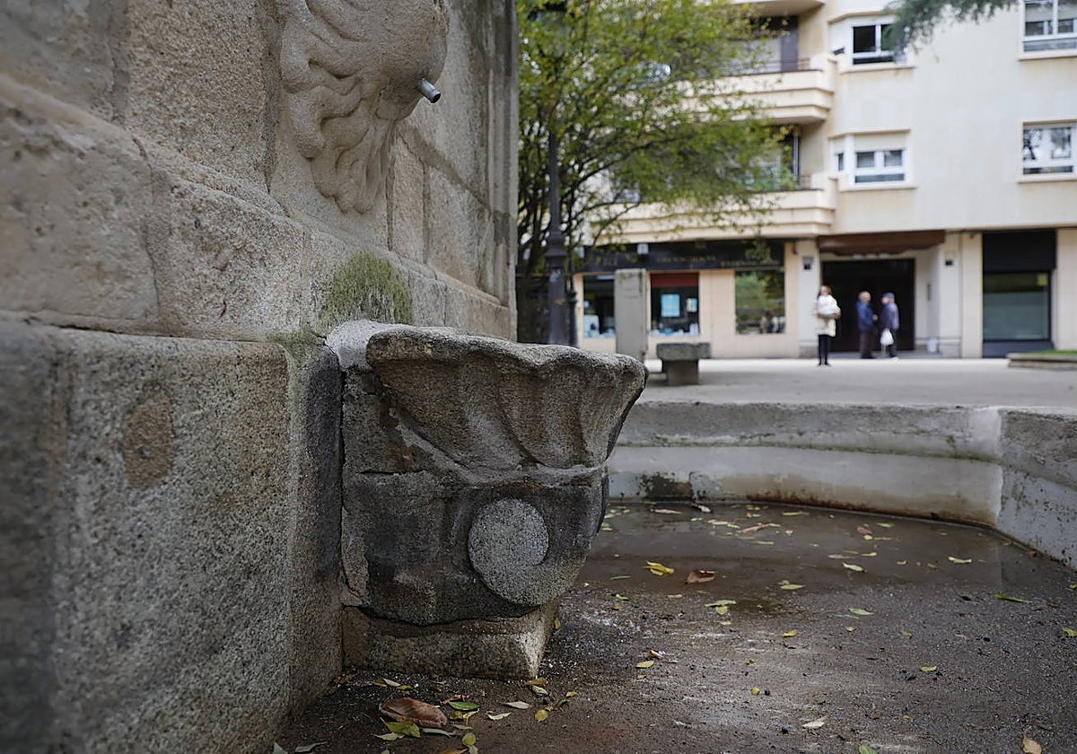 La pila en forma de concha de la fuente de Salesas, este lunes tras su reparación.