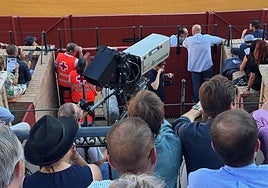Imagen de una cámara de televisión en una plaza de toros.