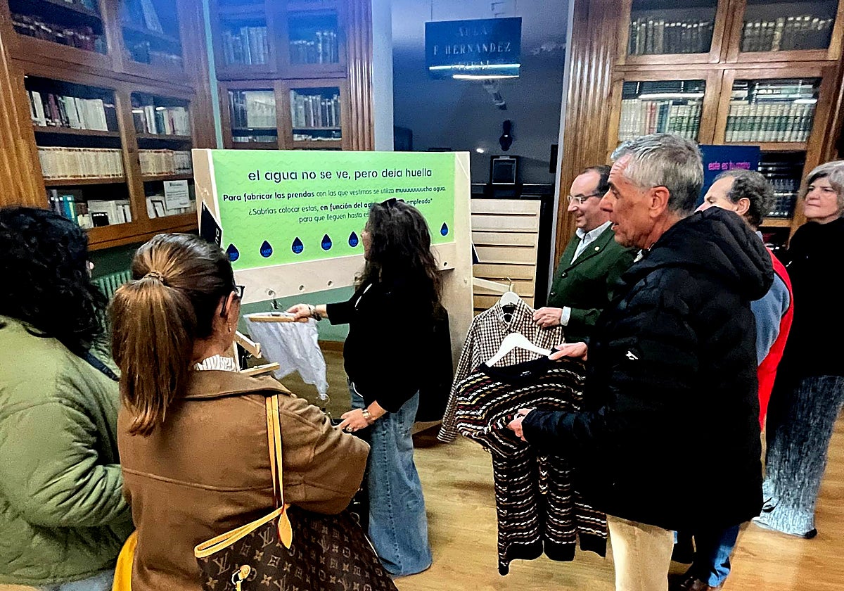 Imagen de la exposición de Cruz Roja ubicada en el Casino Obrero de Béjar desde esta tarde.