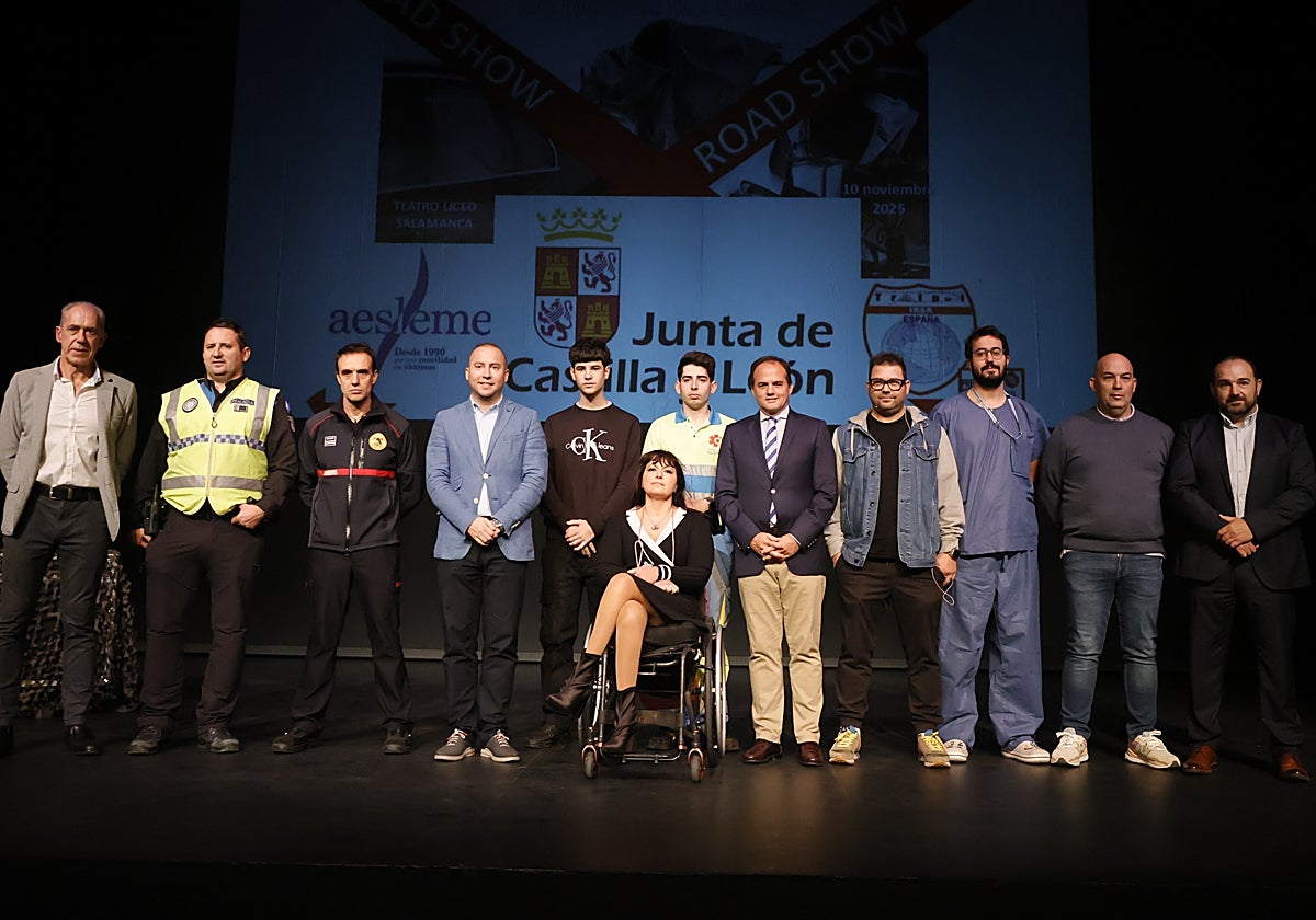 El concejal, Luis Sánchez, y la delegada de AESLEME, María Paz González (medio); y Carlos Jiménez, delegado de TRAFPOL (izquierda), junto a los testimonios reales: víctima, policías, bomberos y sanitarios.