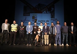 El concejal, Luis Sánchez, y la delegada de AESLEME, María Paz González (medio); y Carlos Jiménez, delegado de TRAFPOL (izquierda), junto a los testimonios reales: víctima, policías, bomberos y sanitarios.