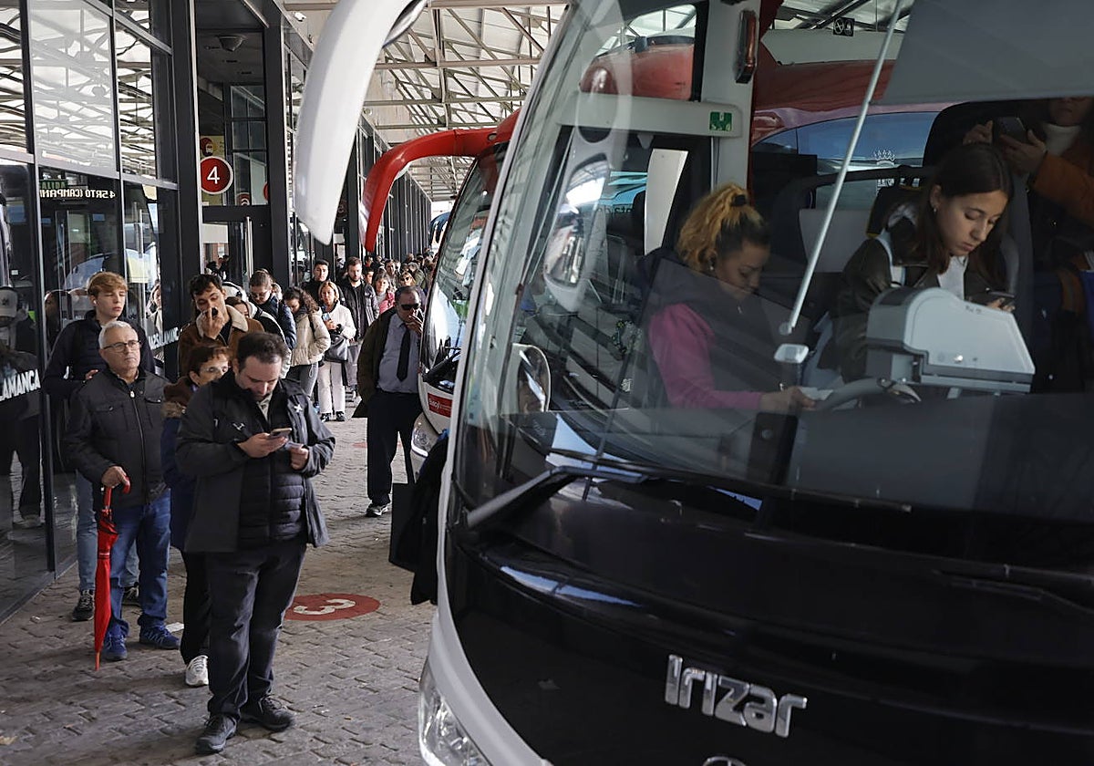 Usuarios subiéndose al autobús con destino Zamora.