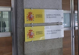 Nuevos carteles de los órganos judiciales, en el edificio de Gran Vía.