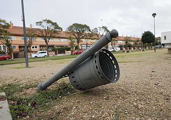 Una papelera por los suelos