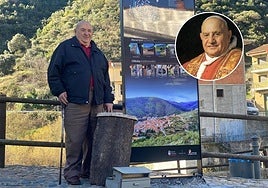 Rafael Oliva, en Valero, junto a una colmena de corcho antigua y un cazapolen.